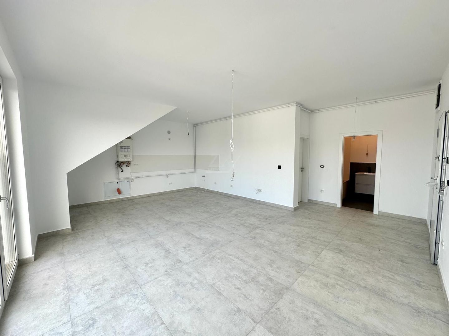 Bloc finalizat. Balcon mare. Loc de parcare. - Poză 3