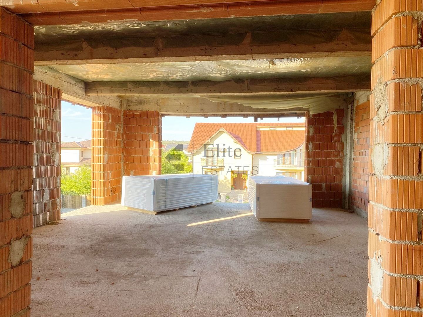 6 apartamente la rosu de vanzare in Episcopia Bihor - Poză 1