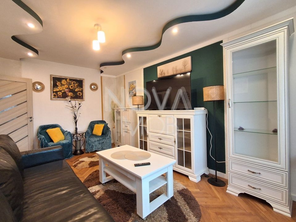 Apartament de inchiriat 3 camere etajul 4, cu lift,  Zona Vasile Aaron - Poză 1