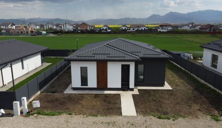 Casă/Vilă cu 4 camere de vânzare - Sampetru, zona Dealul Lempes