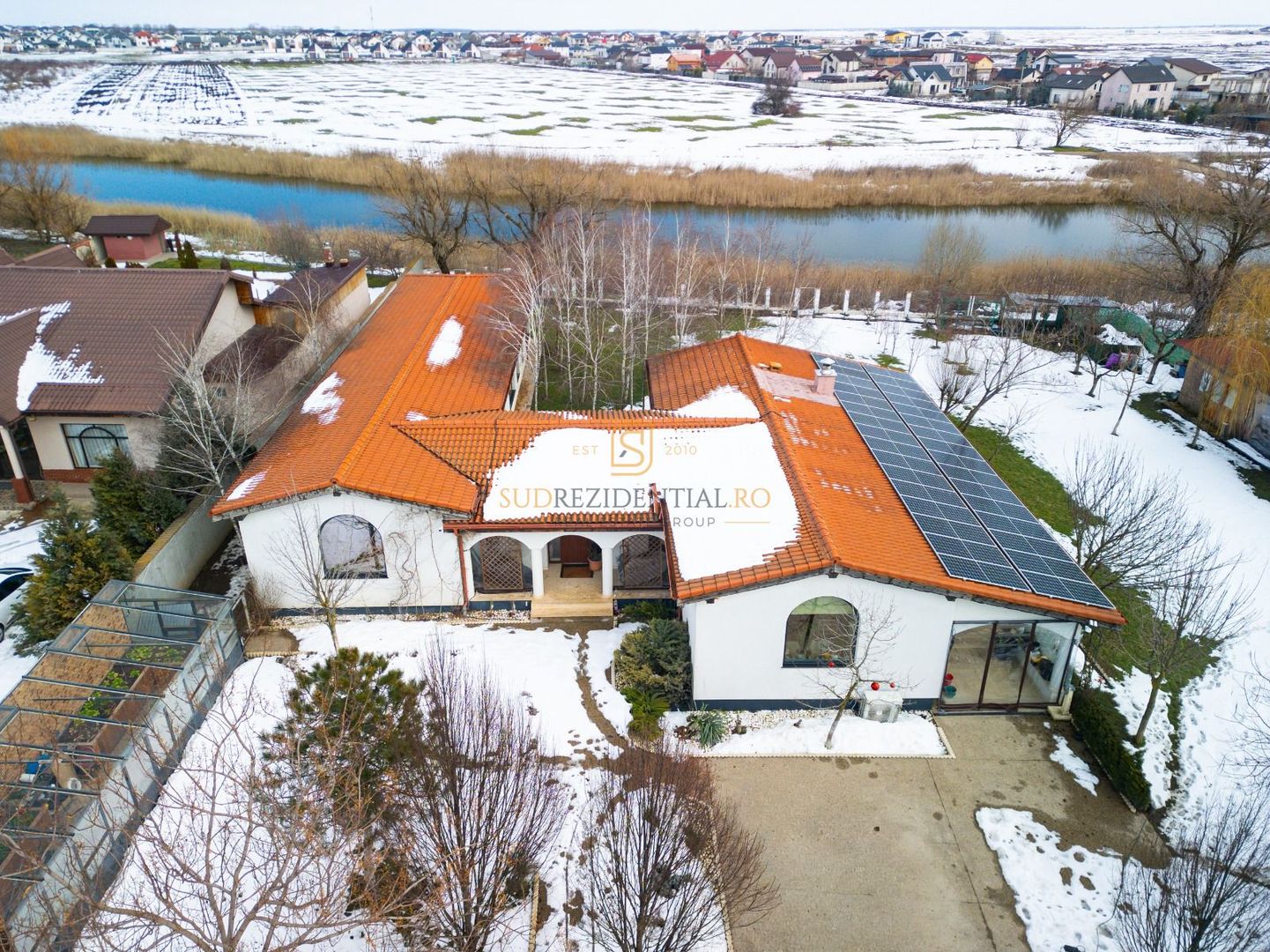 Resedinta spectaculoasa  – Vila exclusivista deschidere directa la lac - Poză 1