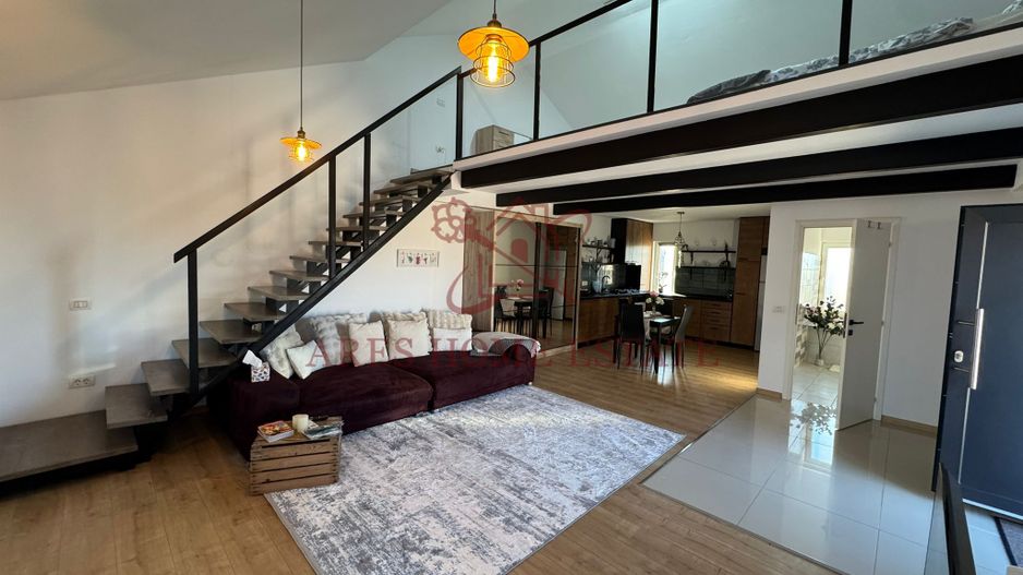 Apartament cu mezanin si curte privata. 2 locuri de parcare. - Poză 1