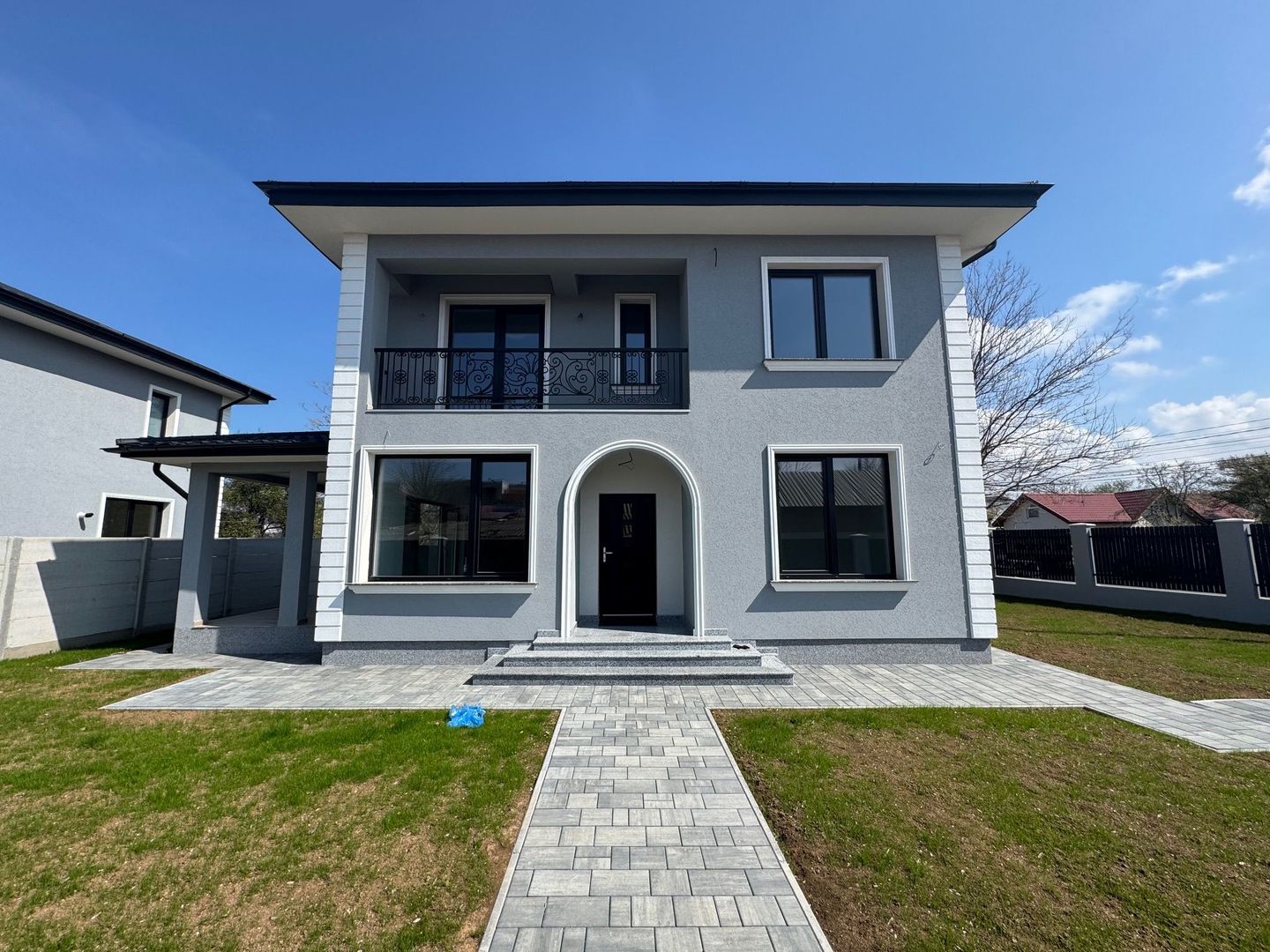 VilE stil Neoromaneasc Tunari, TOATE UTILITATILE, curte GENEROASA - Poză 1