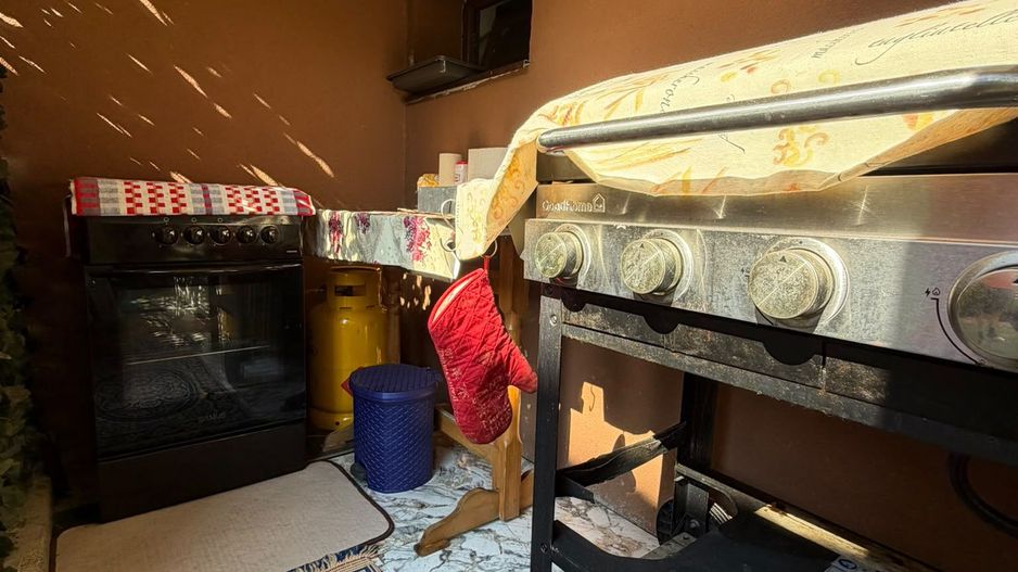 Apartament 3 camere, curte, boxa, parcare, Sub Cetate - Poză 2