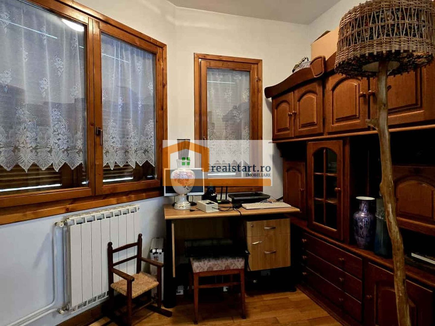 Vedere padure, panouri solare si fotovoltaice, pompa de caldura,  semineu - Poză 22