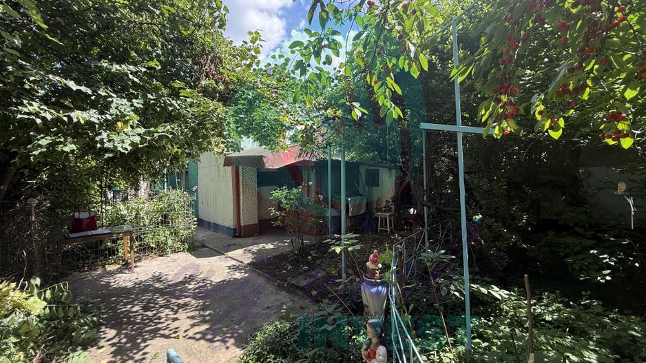"Casa bunicii" pe un lot de teren de 307 mp - Poză 1