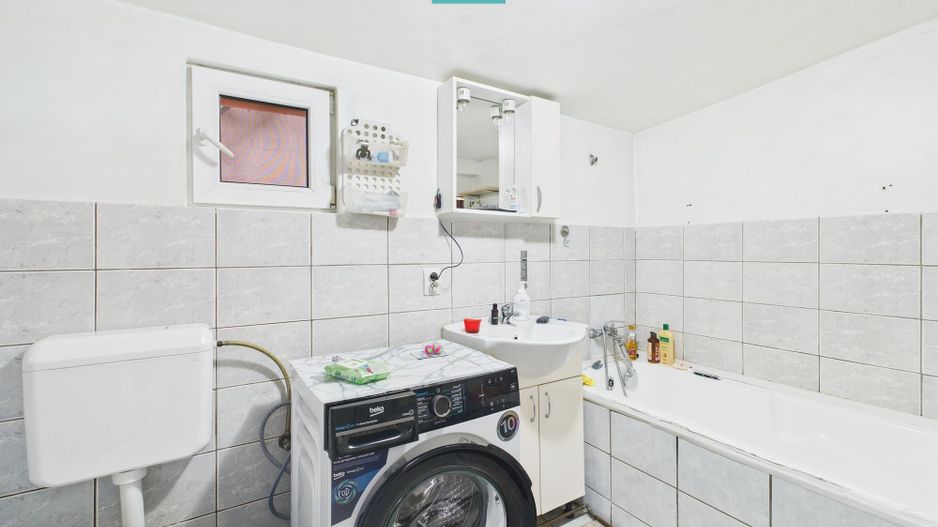 Două case pe un teren generos în Ghiroda - Poză 17