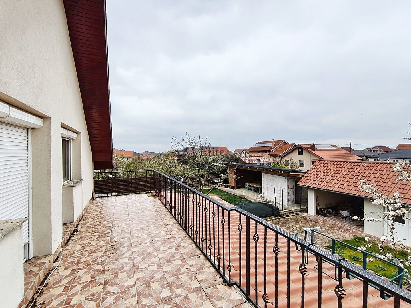 Casa cu 4 camere garaj si curte de 500 mp in Nojorid - Poză 13