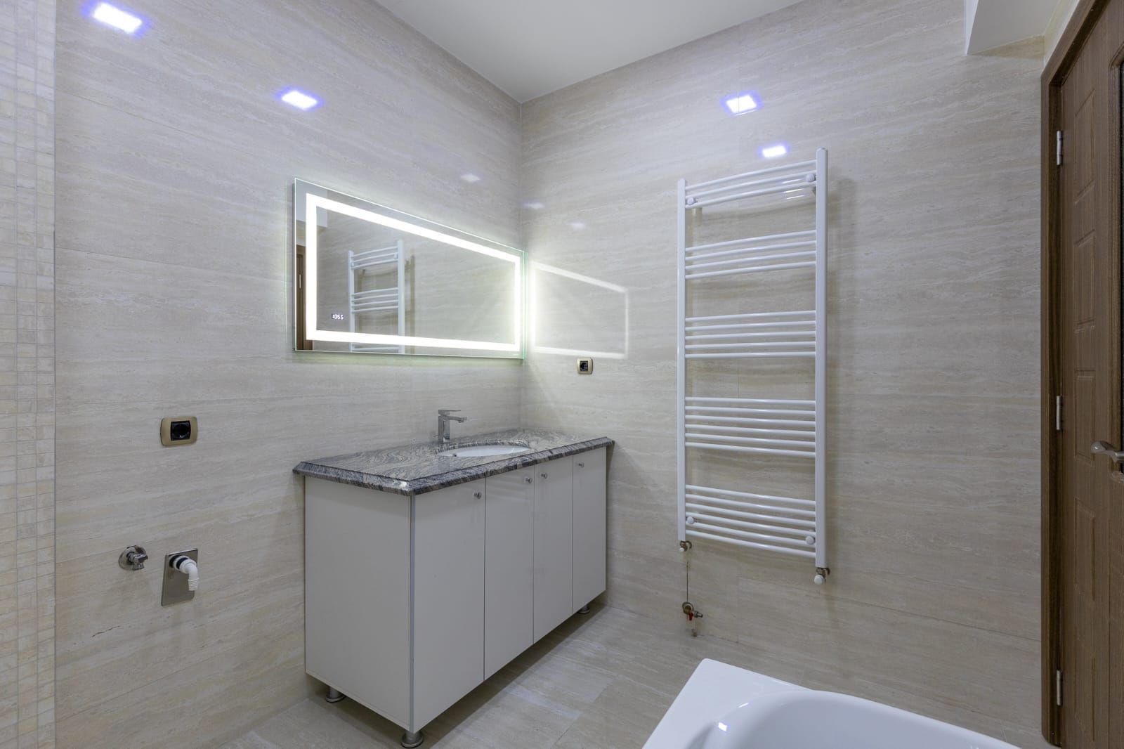 Coresi-Isaran apartament foarte spatios, 2 bai - Poză 10