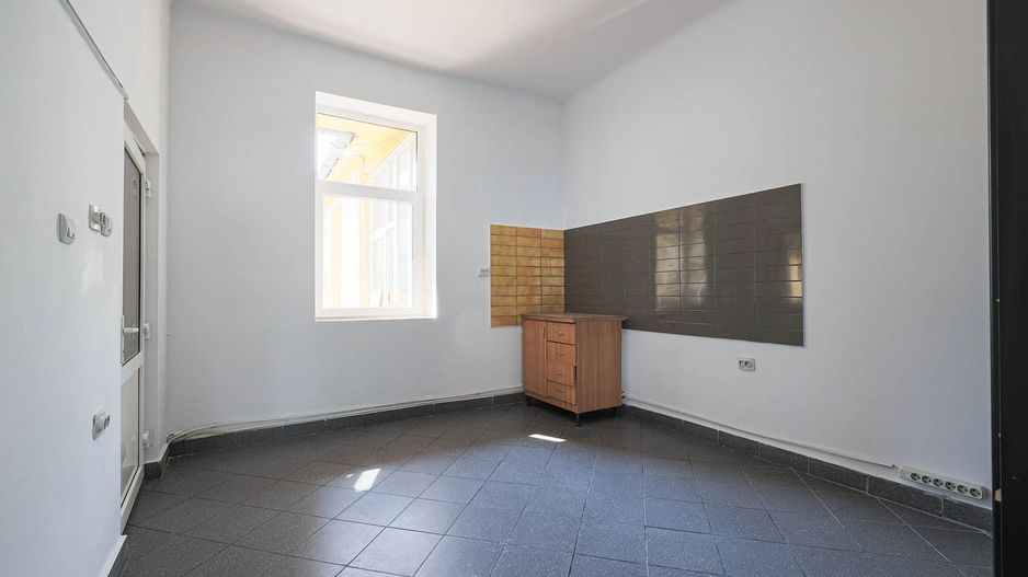 Locație excelentă: Spațiu comercial  Reprezentanță sau Închiriere. - Poză 4