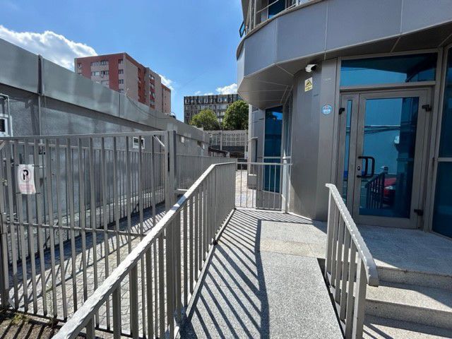 Inchiriere cladire moderna pentru clinica privata sau birouri - Poză 3