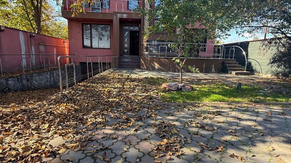 Vila Spațioasă 9 Dormitoare. Investiție - Poză 1