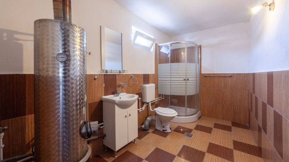 Casa cu teren generos si gradina spectaculoasa – Comuna Cuca, Argeș! - Poză 8