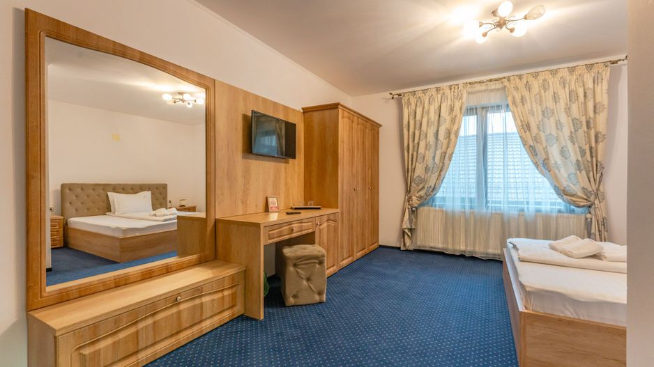 Pensiune Râșnov, 13 camere plus locuință proprietar, zonă Cetate - Poză 13