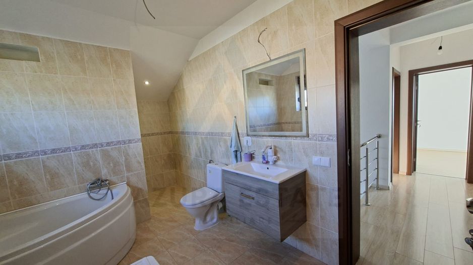 Casa intabulata 5 camere 2 bai si curte generoasa in Bavaria Park - Poză 15