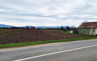 Teren intravilan pentru case in centrul Podu Oltului de 5600mp, 28 euro/mp - Poză 4