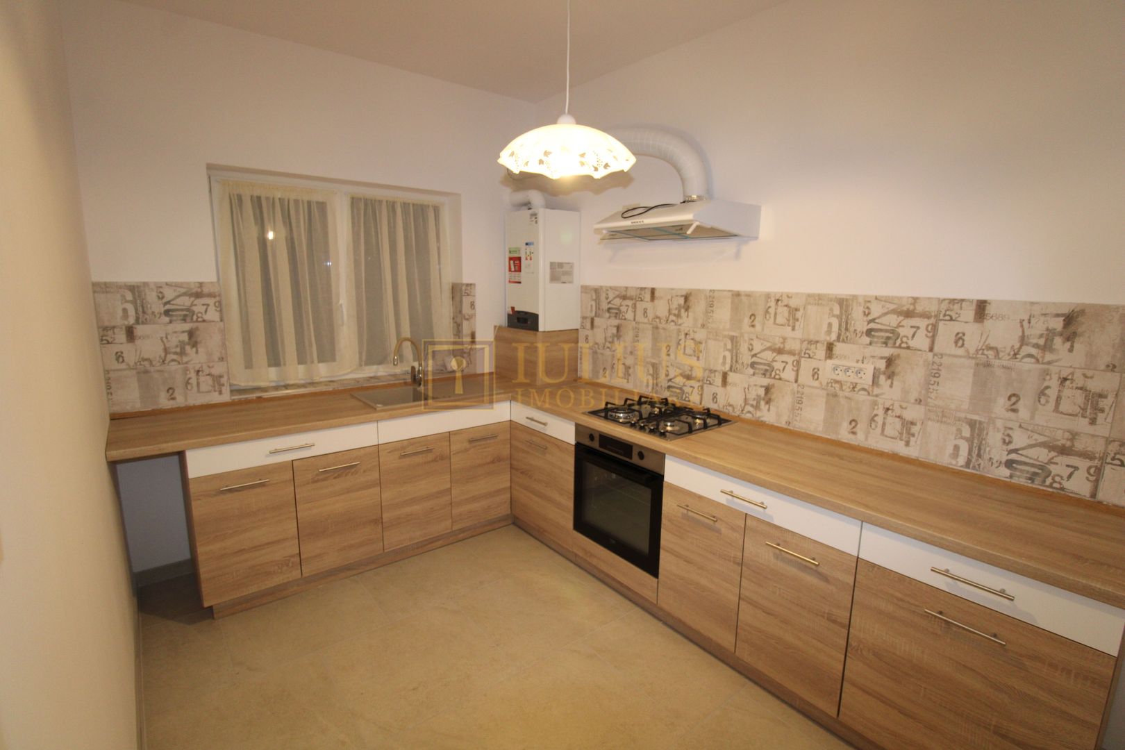 Casa parter + etaj, 3 camere 2 bai terasa gradina gazon prima inchiriere - Poză 5