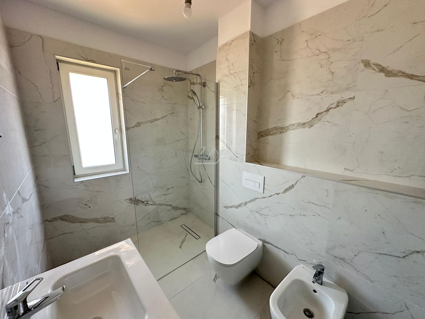 COMISION 0! Duplex finalizat - 5 camere, 3 bai. Panouri fotovoltaice. - Poză 10