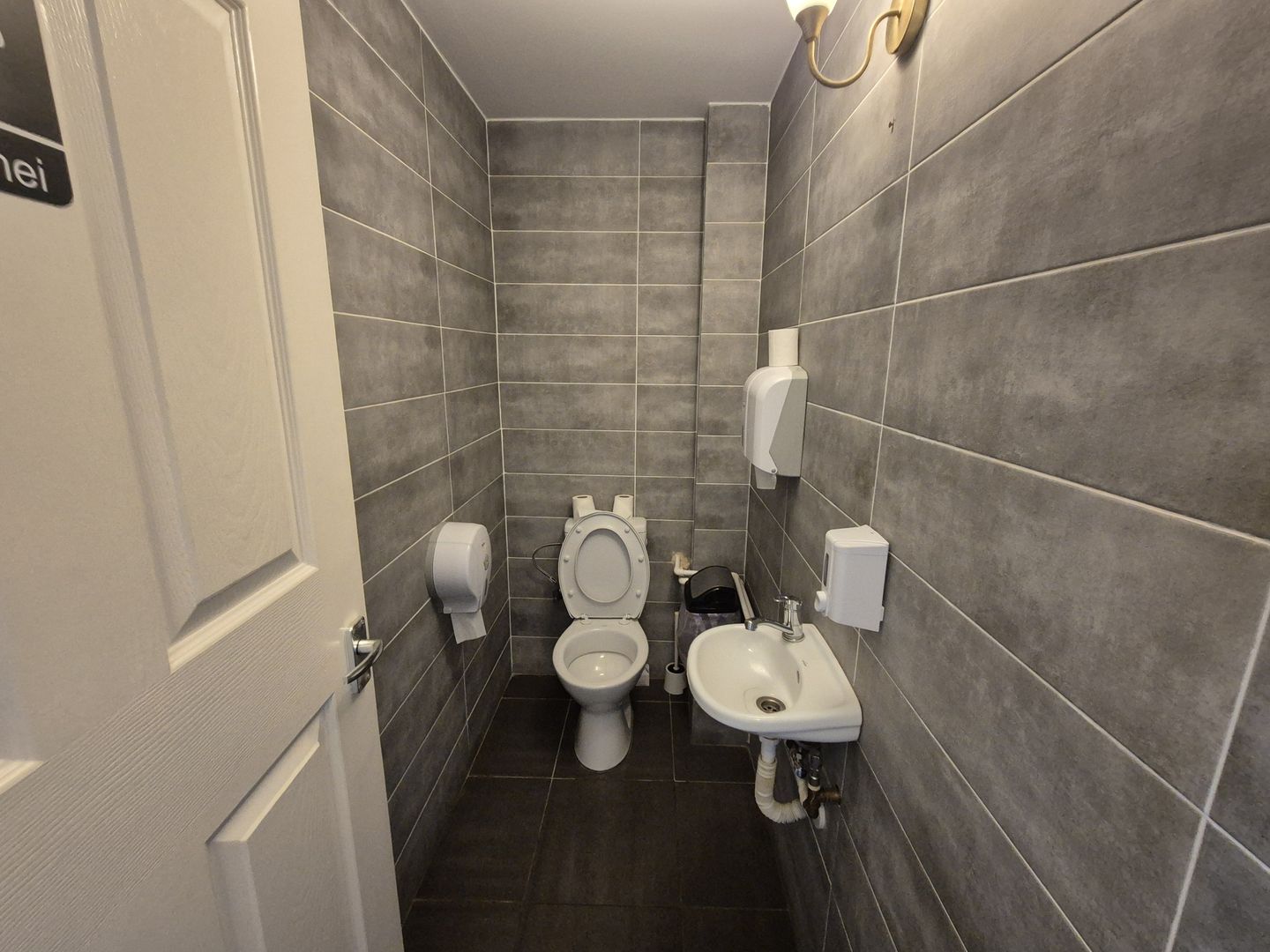 Spatiu comercial 138,70 mp + 2 locuri de parcare - Varteju - Poză 10