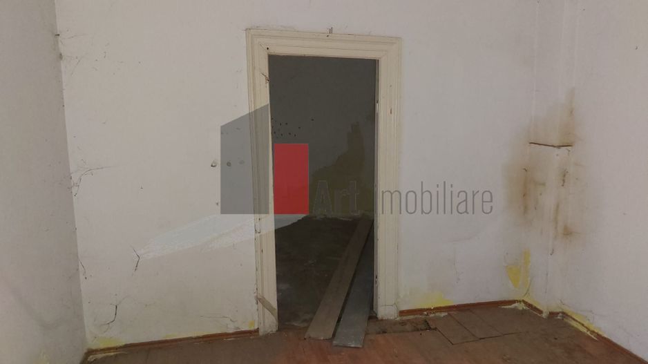 Casa "SARRERA" singur curte, multiple posibilitati, birou/comercial/rezidential - Poză 1