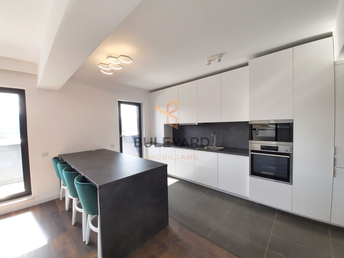 Apartament ultrafinisat de 80 mp + terase 32 mp, parcare subterana! - Poză 10