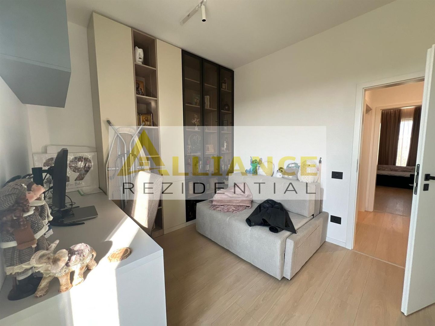 Casa individuala - 4 camere - 2 bai - la 10 min de RATB - Poză 13