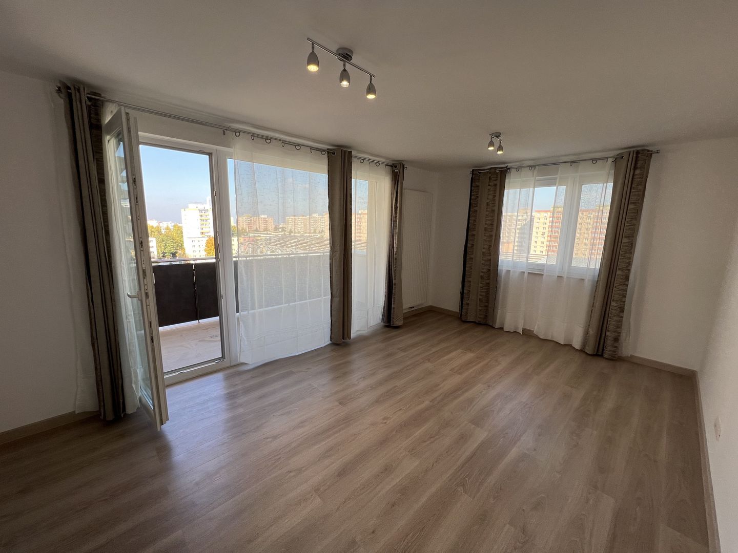 Apartament cu 2 camere in Urban Plaza - Poză 2