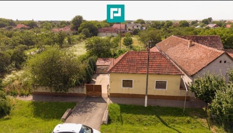 Casa în Cuvin la poalele dealului - Poză 1