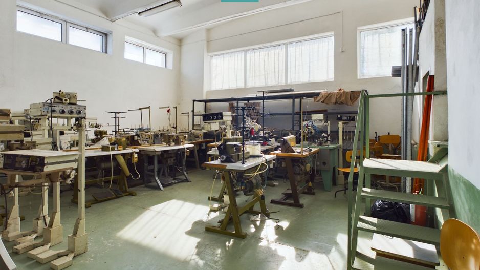 Spațiu industrial cu platformă betonată și teren - Poză 8