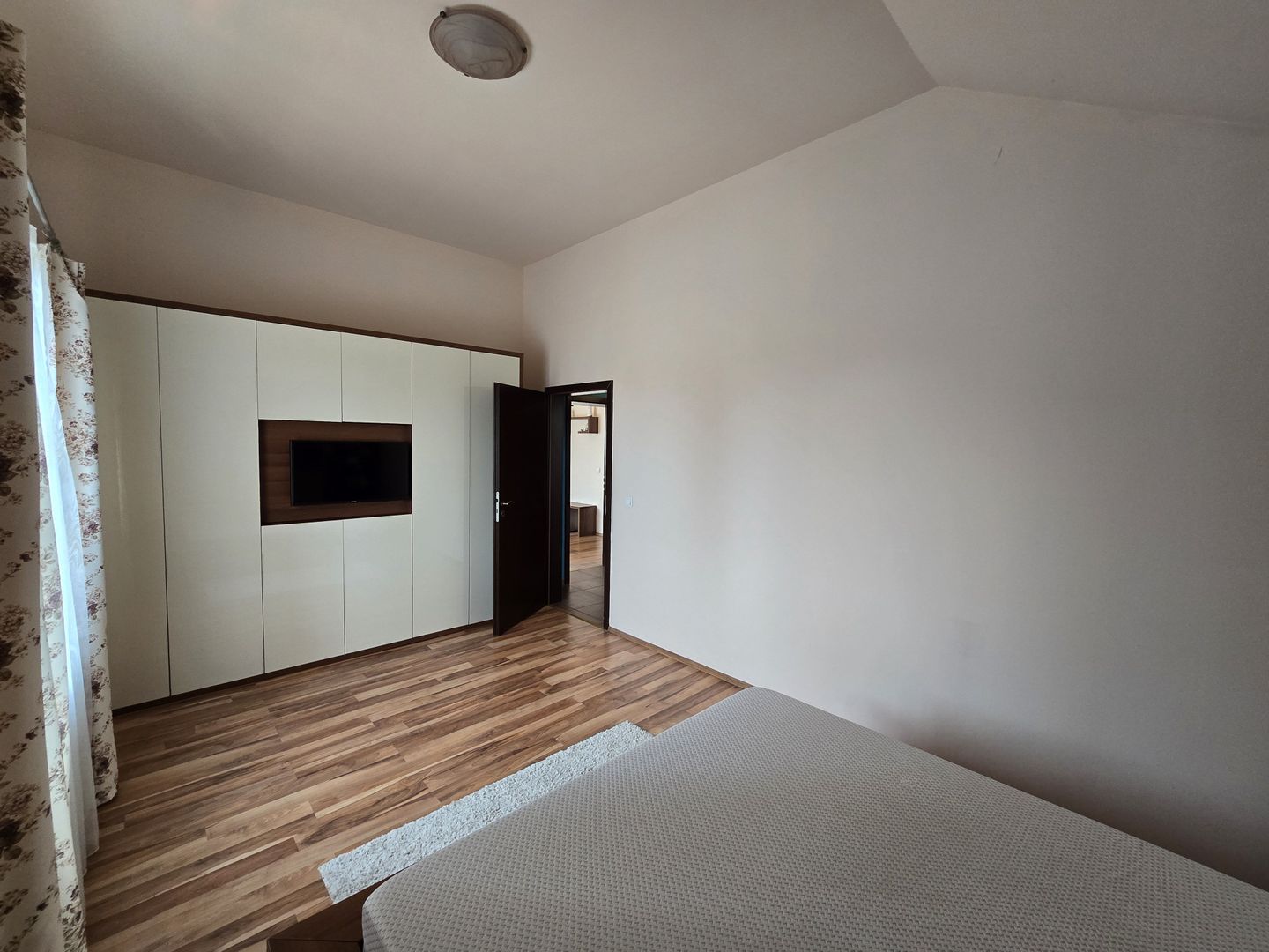 Apartament 2 camere, Dumbravita, Loc de parcare inscris in CF, Mobilat si Utilat - Poză 4