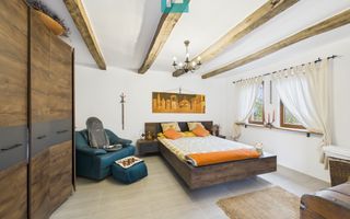 Casă renovată în localitatea Comănești, Arad - Poză 11