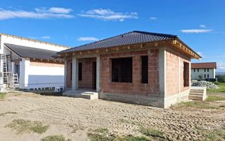 Casa la rosu, 4 camere, 387 mp teren, toate utilitatile, Orizont - Poză 3