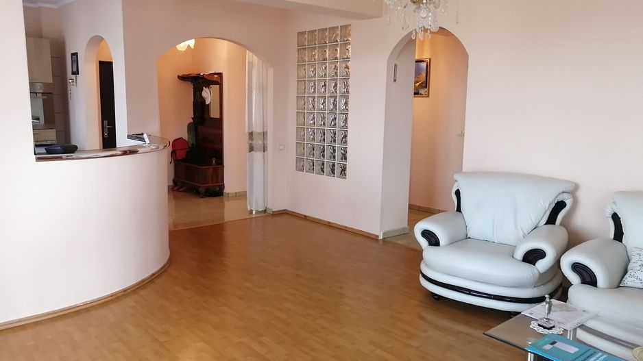 3 camere, structura mare, curte si garaj - Poză 1