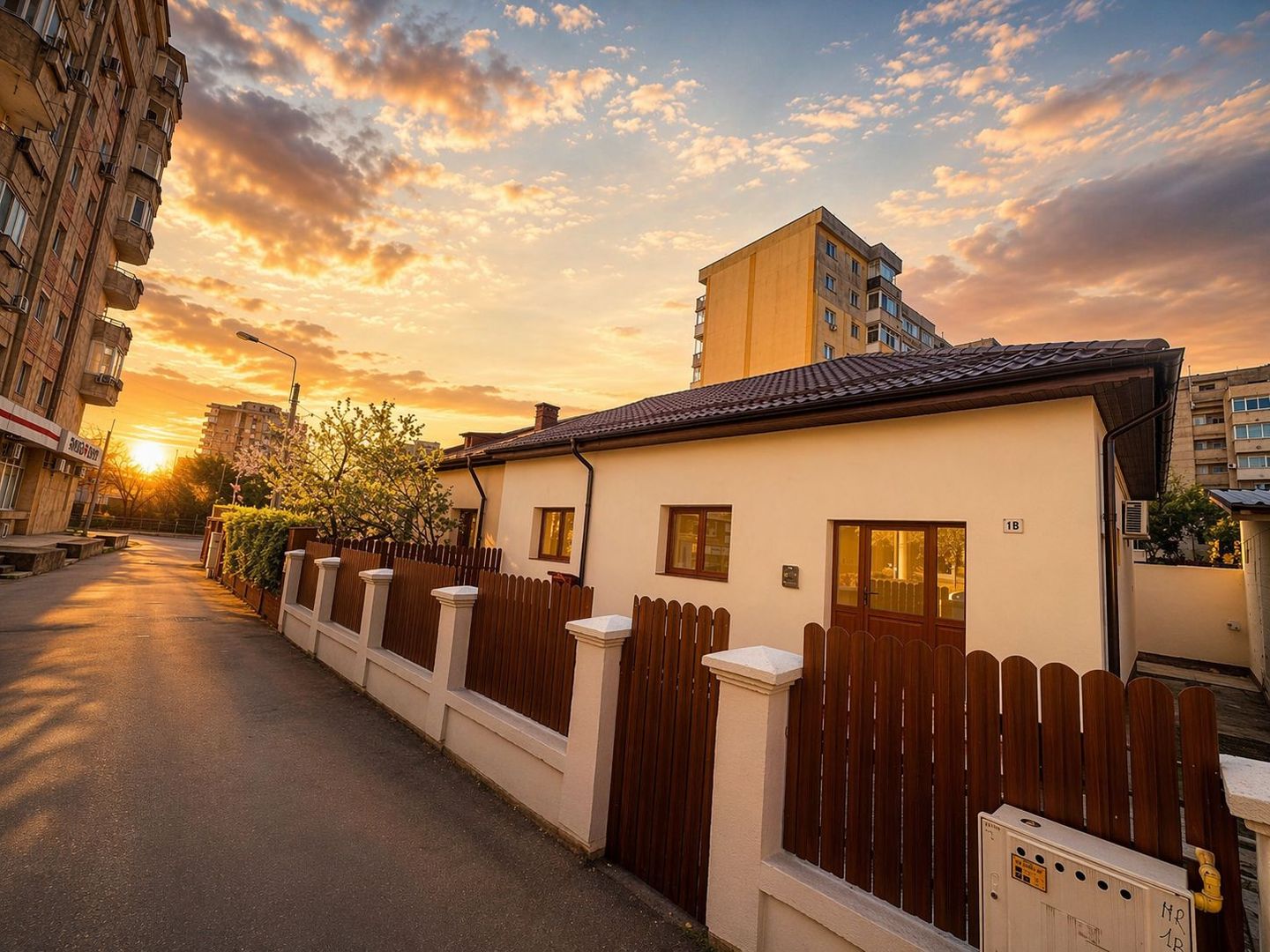 Casa compet renvoata Piata Mihai Viteazau Ploiesti, curte - Poză 6