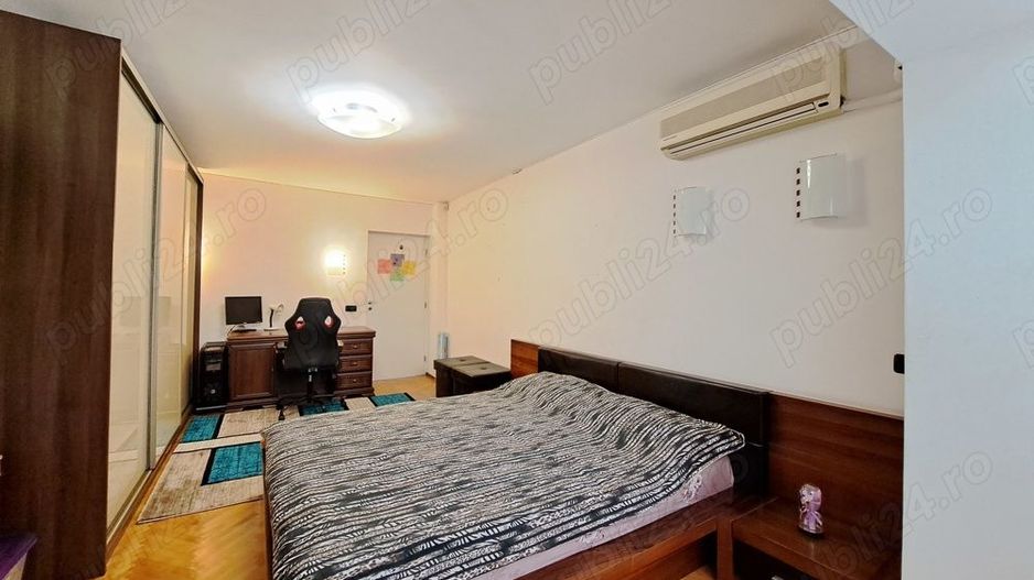 Vand Apartament spatios cu 4 camere de vanzare pe Bdul Decebal - Poză 4