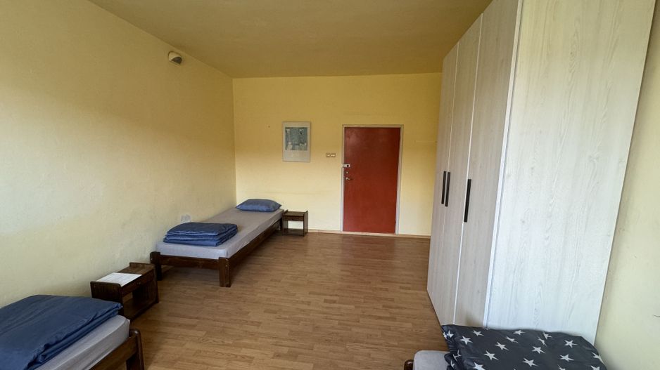 24 de locuri de cazare in 8 garsoniere si anexe pe un etaj intreg - Poză 8