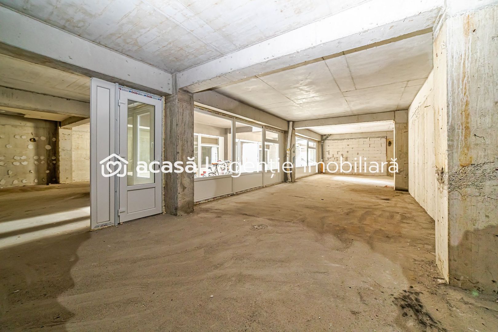 Spațiu comercial amplu și versatil - Poză 2