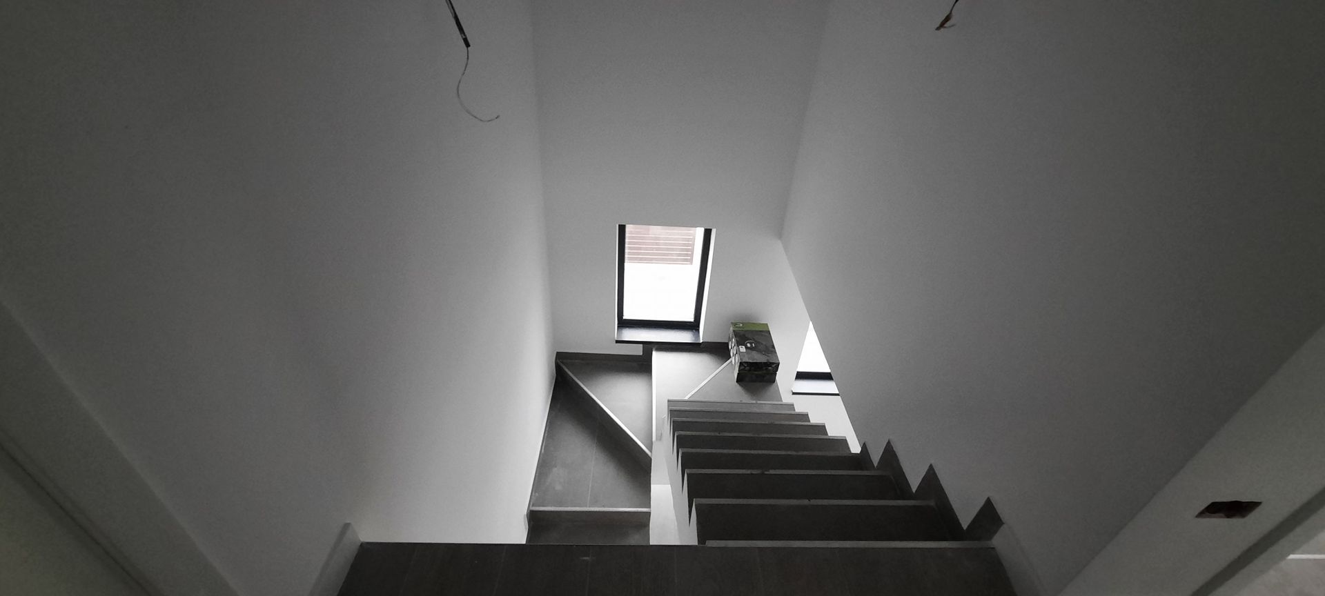 Duplex la cheie despartit prin garaj - Poză 10