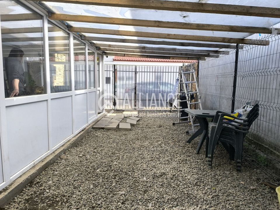 BRATIANU 2 COCOSI(COD03) - Casa si curte cu utilitati incluse ! - Poză 1