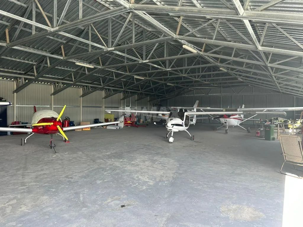 Aerodromul Horesti 24 ha teren + 1400 m2 hangare și 550 m2 cladire administrativa - Poză 5