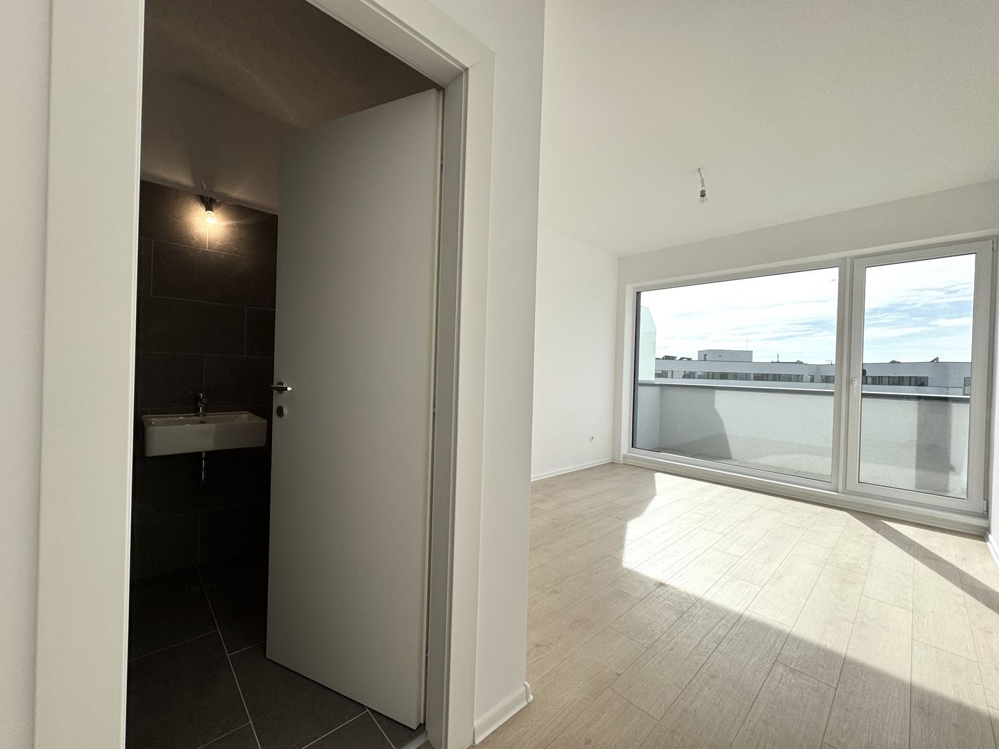 3 camere. Bucătărie închisă. Vedere panoramică. Reper Mall Colosseum - Poză 12