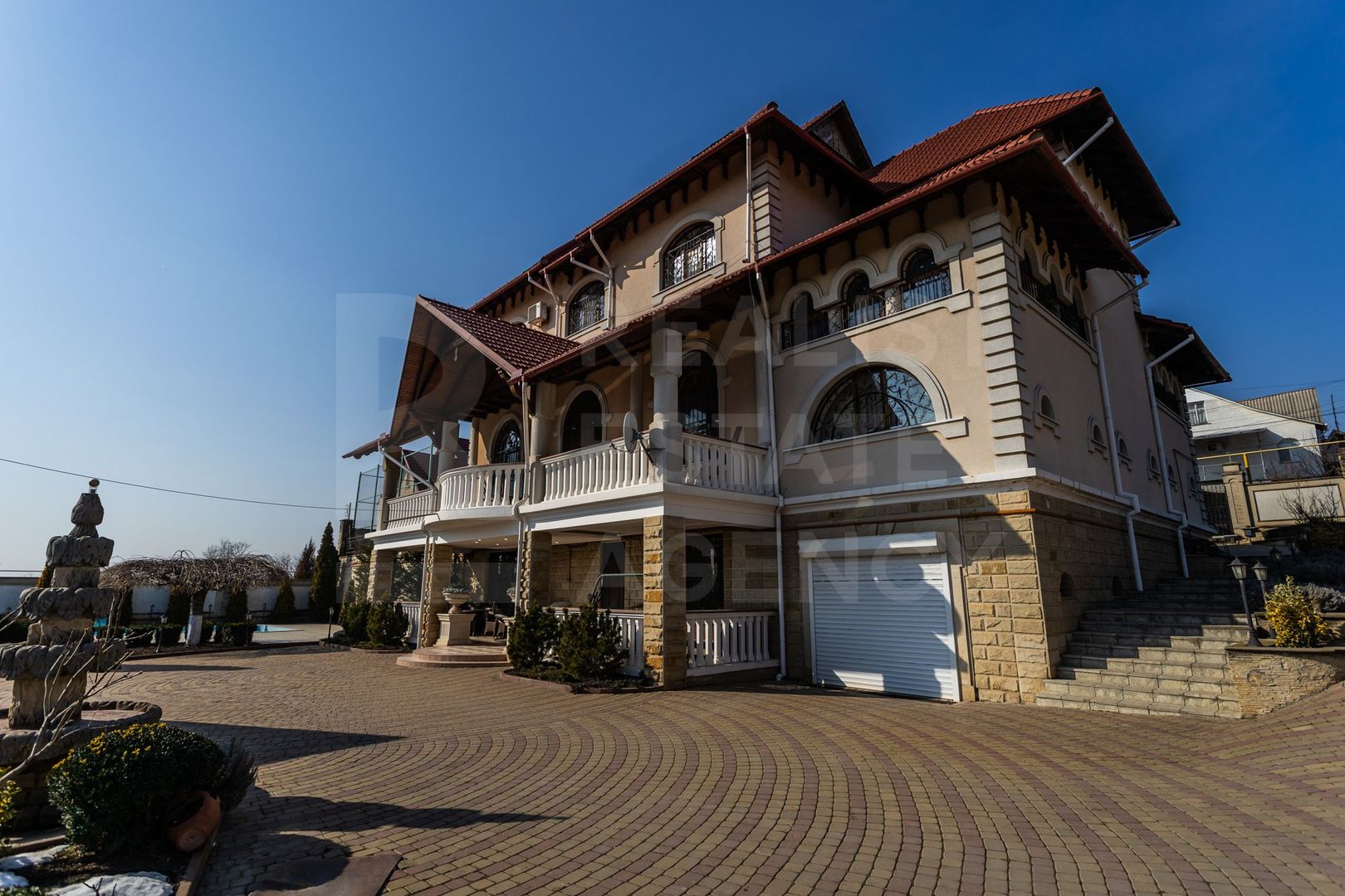 Vânzare casă de lux, 700 mp + 22 ari, situată în Tohatin - Poză 1