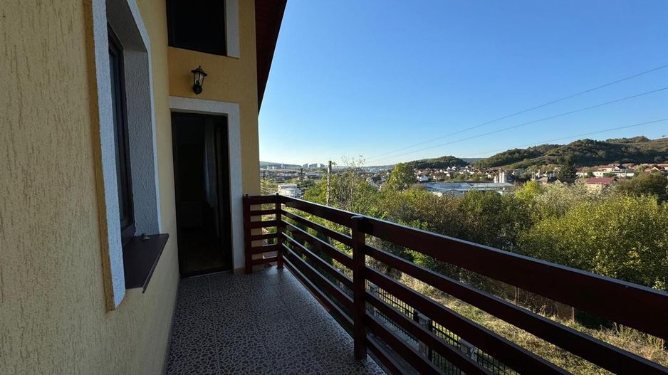 Rezidenta distincta, design arhitectural rafinat, priveliste minunata in Corunca - Poză 15