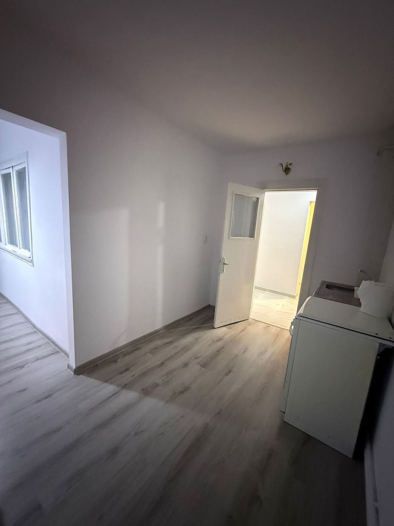 De vanzare apartament cu 2 camere, etaj 4/4, recent renovat, 33.000 euro - Poză 2