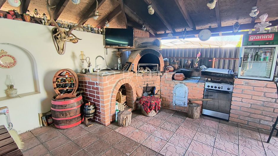 Casa perfectă pentru familie – curte, foișor cu grătar și garaj triplu - Poză 32