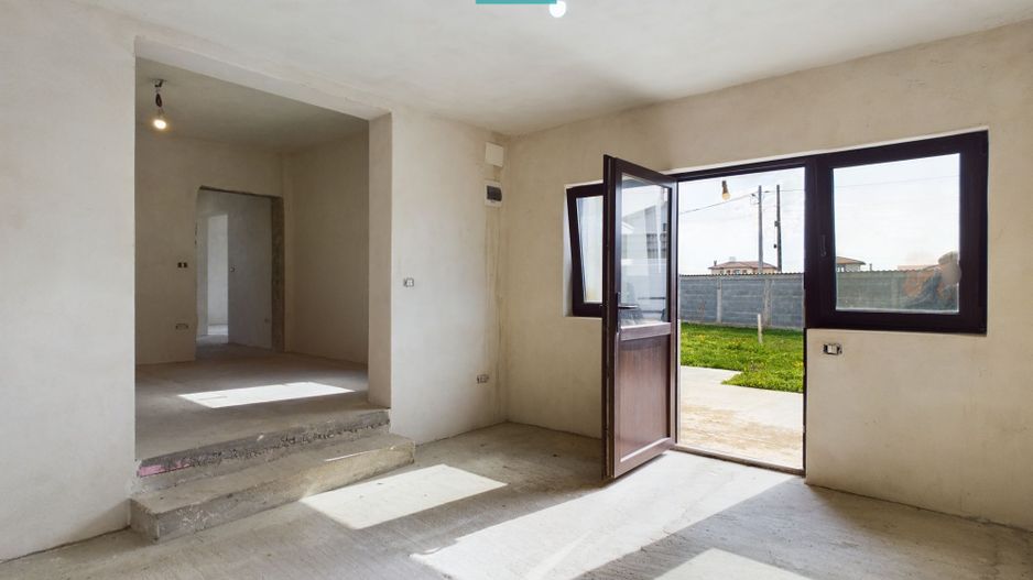 Casă la gri în Livada - Poză 2