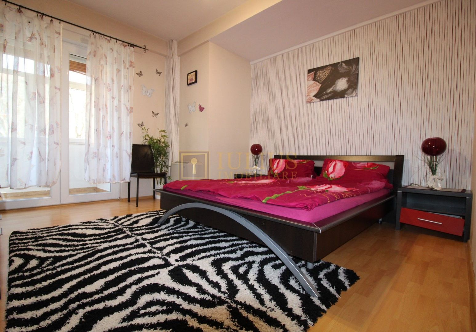 3 camere spatioase, 2 bai, balcon + loc de parcare cu acces controlat - Poză 5