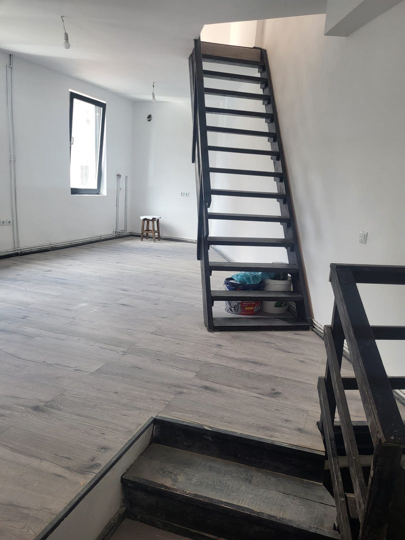 Casa pe 3 nivele, zona centrala, le pret de garsoniera, intre 2 statii de metrou - Poză 1