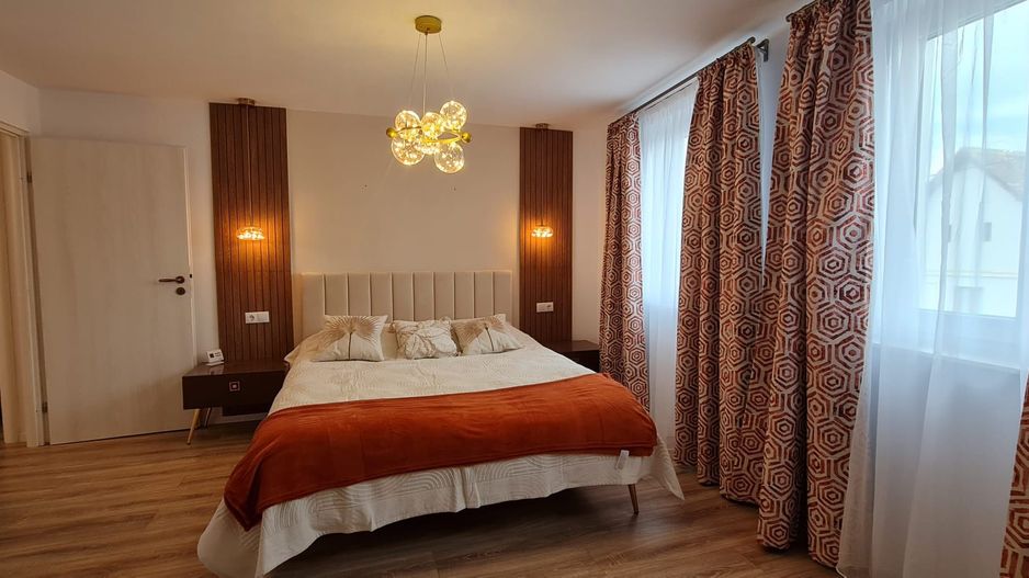 Vila spațioasă și elegantă de vânzare la intrarea în cartierul Turnișo - Poză 12