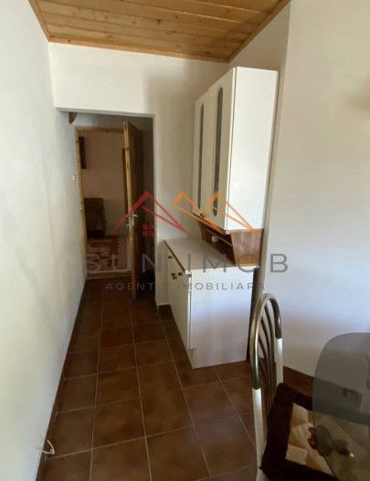 Vila de vanzare, teren 3100 mp, 7 camere, 6 grupuri sanitare, 3 CT, an 1997 - Poză 33